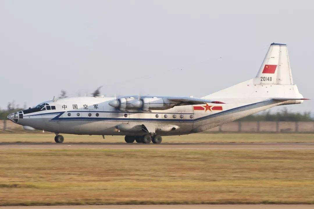 運-8運輸機用的8號潤滑油和20潤滑油的混合物